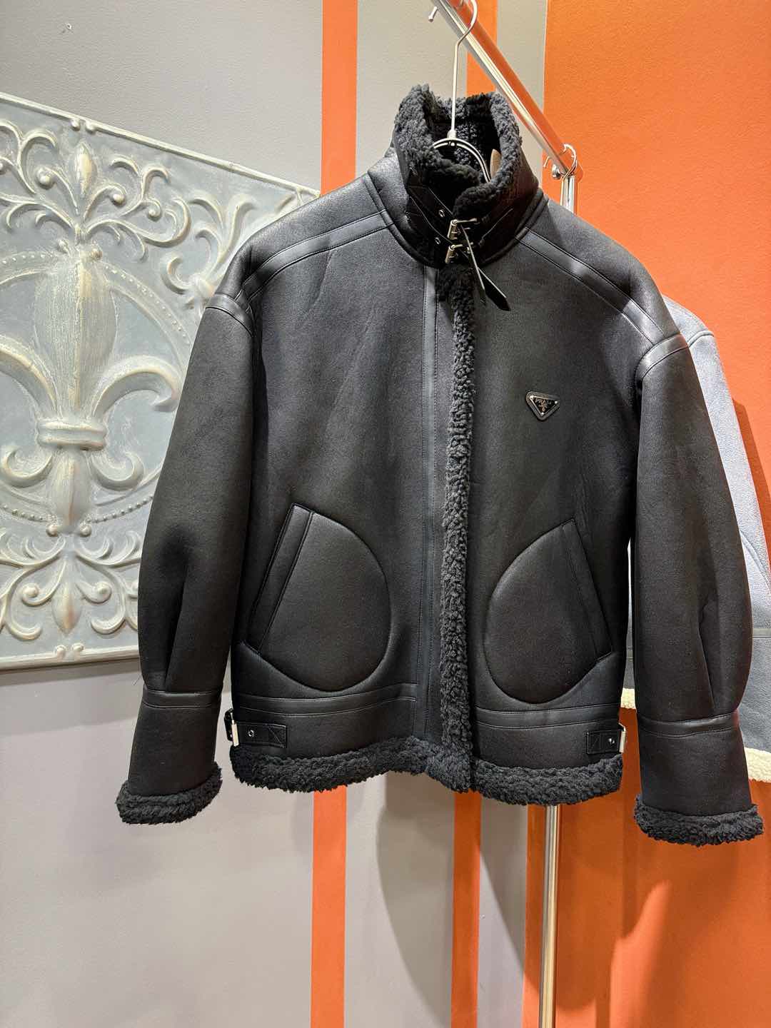 PRADA 普拉达 新品皮毛一体，原生态人造皮面料；100%进口皮毛一体！采用进口人造皮！皮料品质相当高