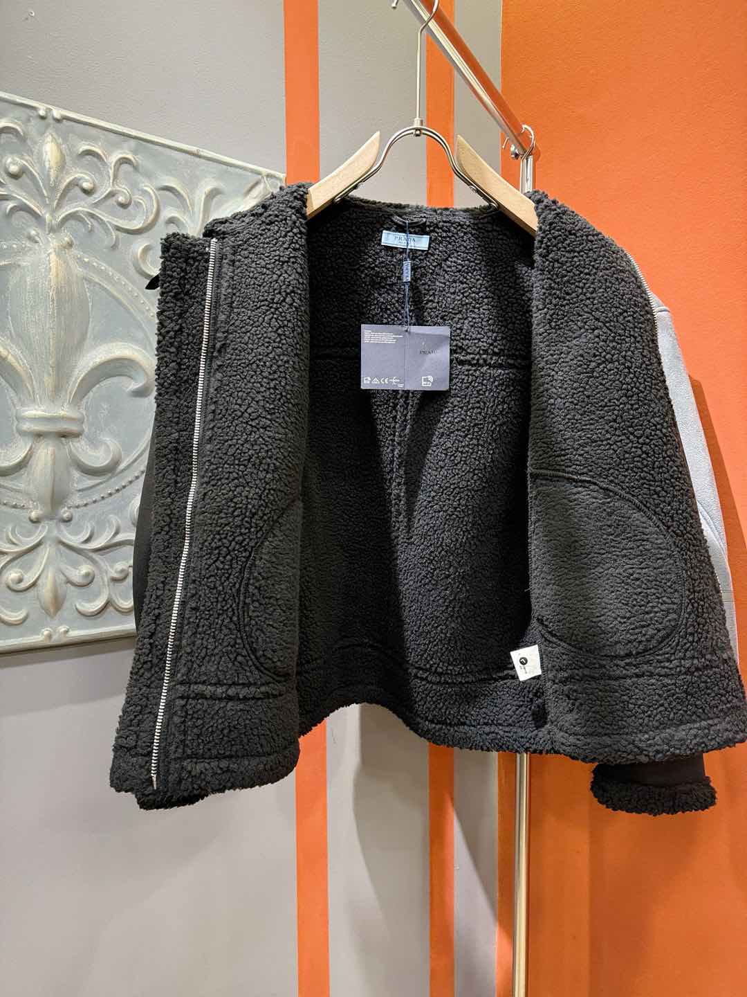 PRADA 普拉达 新品皮毛一体，原生态人造皮面料；100%进口皮毛一体！采用进口人造皮！皮料品质相当高