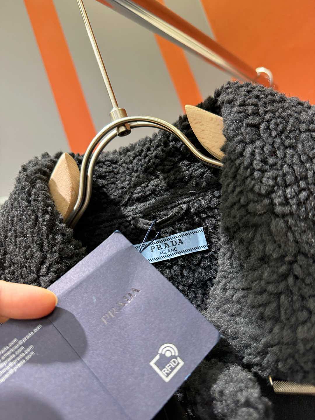 PRADA 普拉达 新品皮毛一体，原生态人造皮面料；100%进口皮毛一体！采用进口人造皮！皮料品质相当高