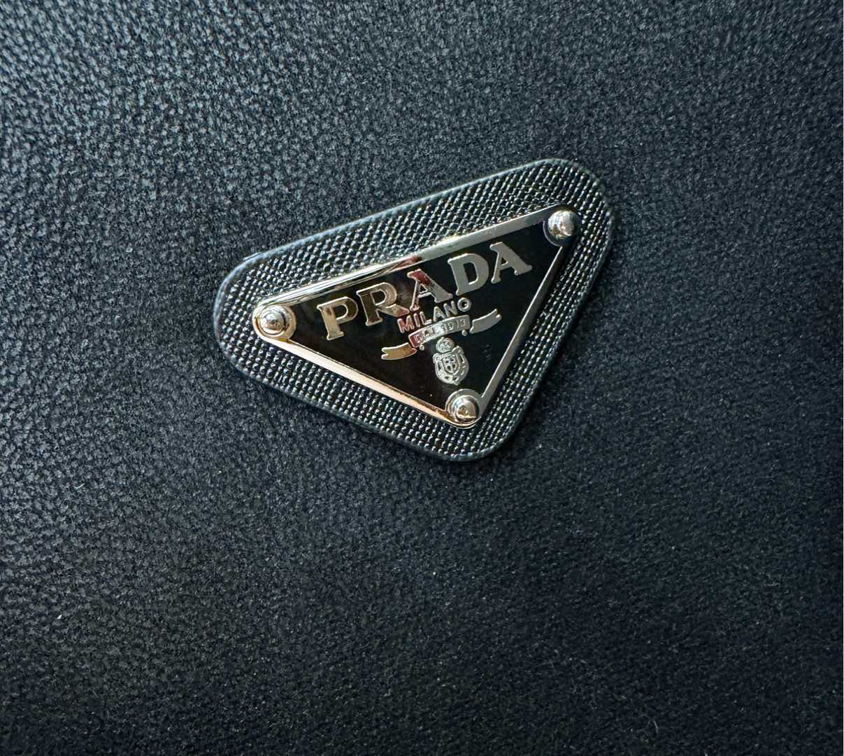 PRADA 普拉达 新品皮毛一体，原生态人造皮面料；100%进口皮毛一体！采用进口人造皮！皮料品质相当高