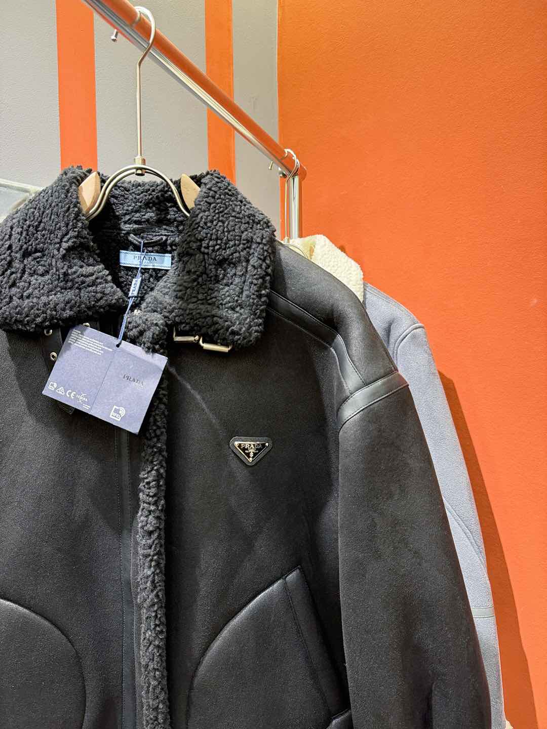 PRADA 普拉达 新品皮毛一体，原生态人造皮面料；100%进口皮毛一体！采用进口人造皮！皮料品质相当高