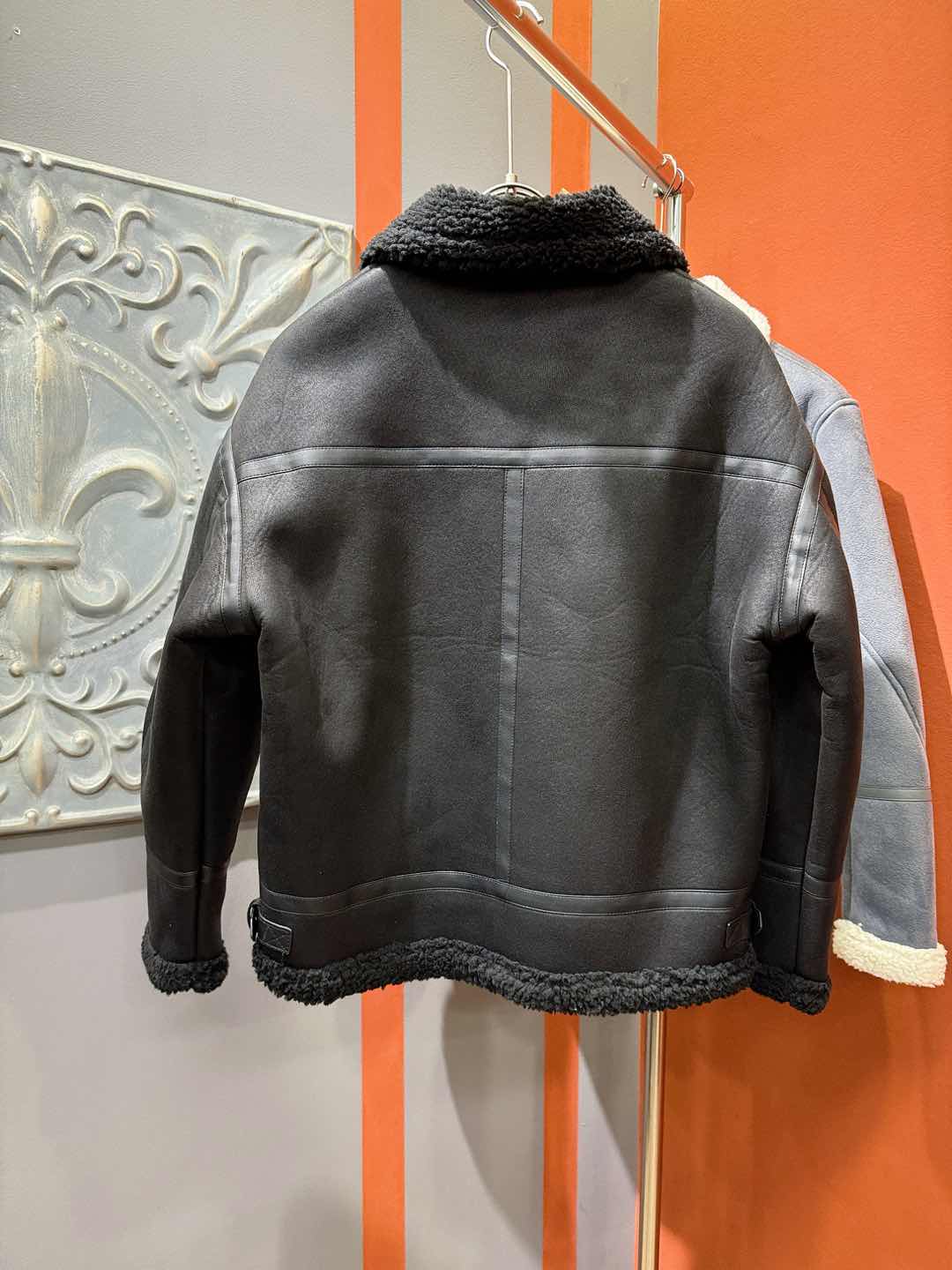 PRADA 普拉达 新品皮毛一体，原生态人造皮面料；100%进口皮毛一体！采用进口人造皮！皮料品质相当高