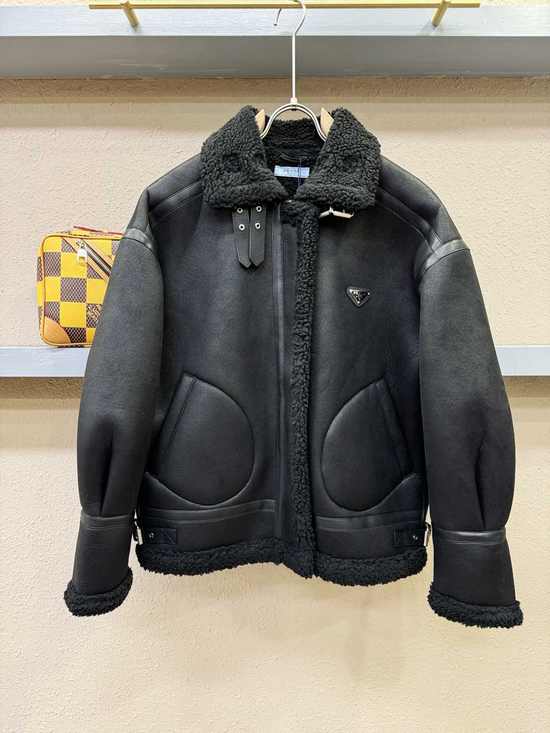 PRADA 普拉达 新品皮毛一体，原生态人造皮面料；100%进口皮毛一体！采用进口人造皮！皮料品质相当高