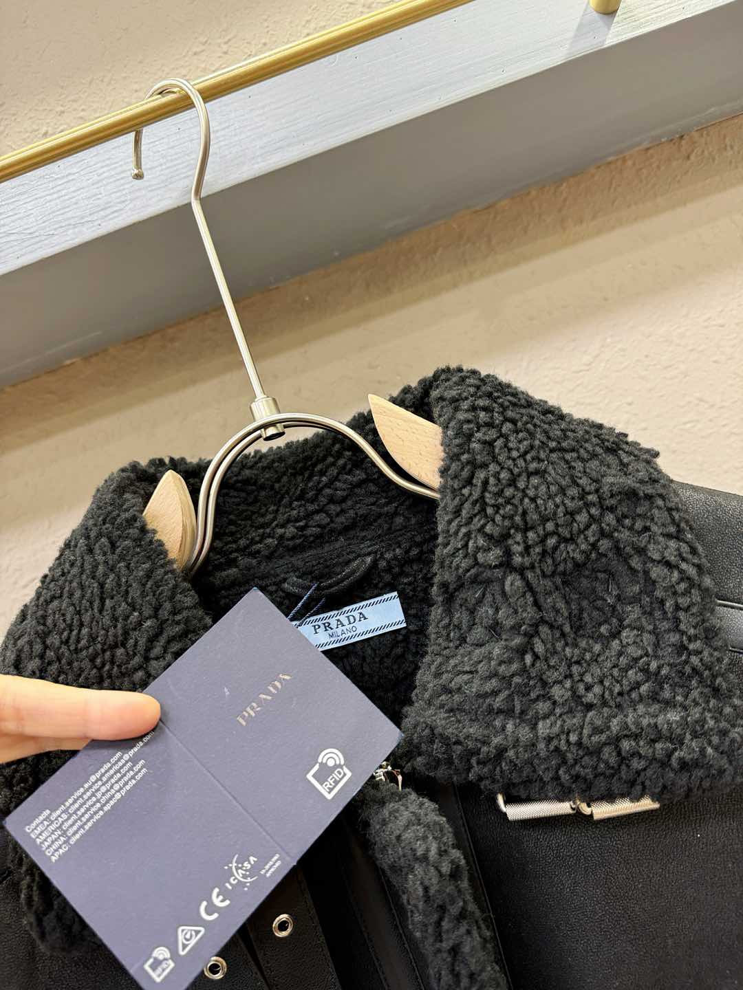 PRADA 普拉达 新品皮毛一体，原生态人造皮面料；100%进口皮毛一体！采用进口人造皮！皮料品质相当高