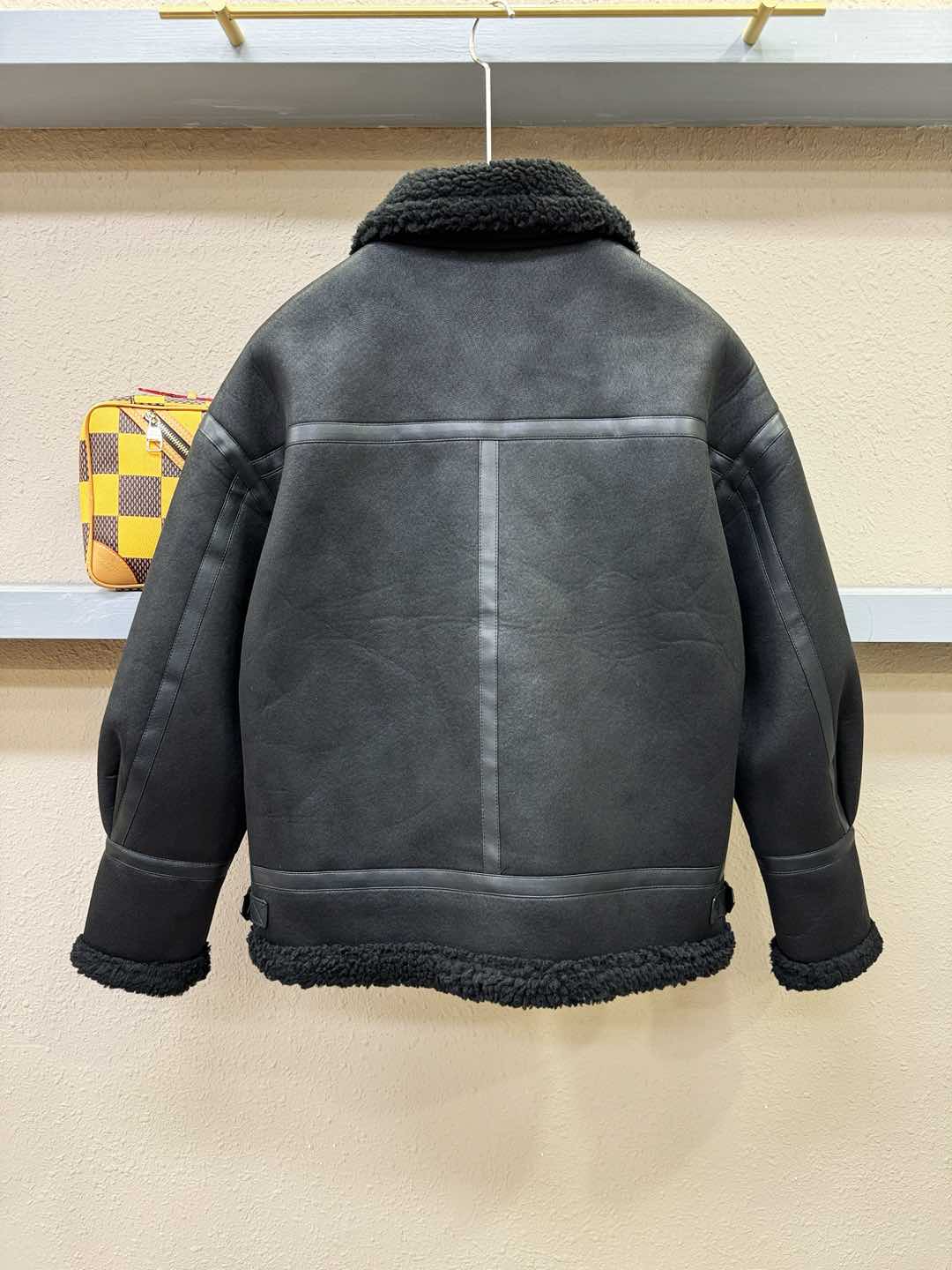 PRADA 普拉达 新品皮毛一体，原生态人造皮面料；100%进口皮毛一体！采用进口人造皮！皮料品质相当高