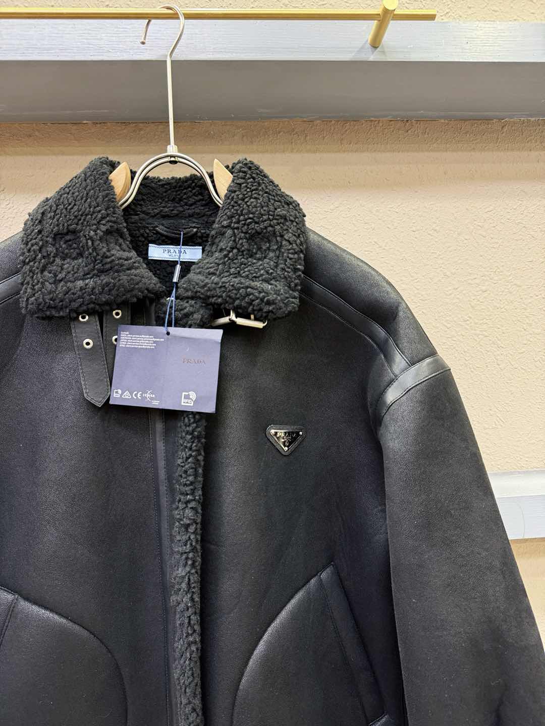 PRADA 普拉达 新品皮毛一体，原生态人造皮面料；100%进口皮毛一体！采用进口人造皮！皮料品质相当高