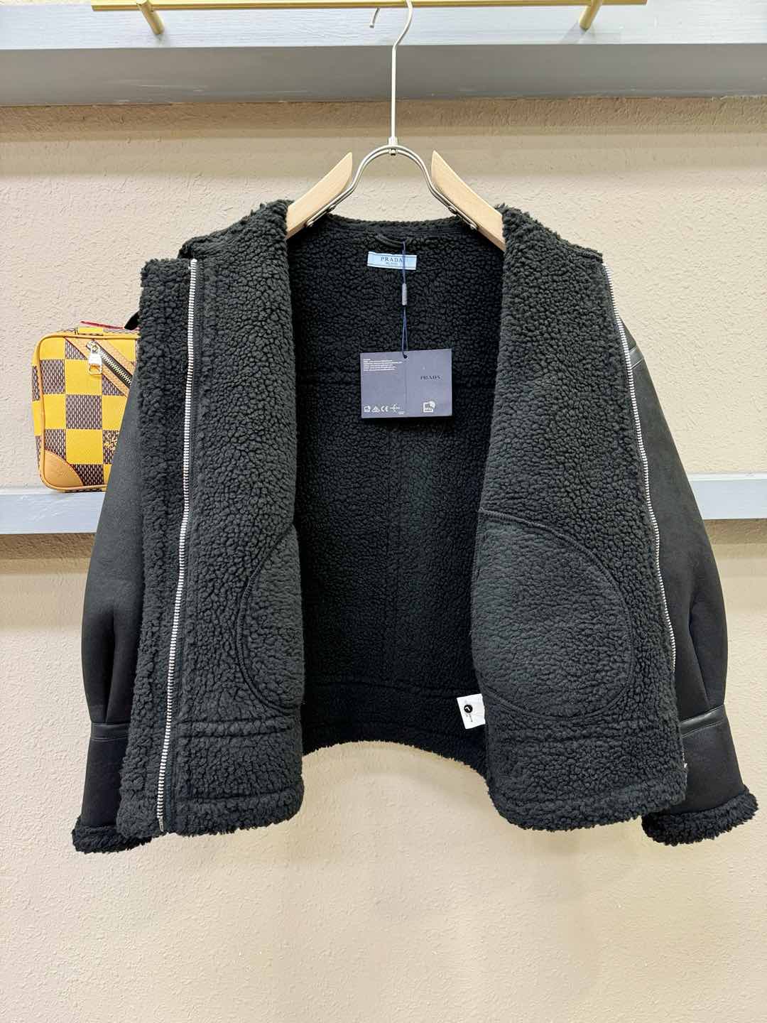 PRADA 普拉达 新品皮毛一体，原生态人造皮面料；100%进口皮毛一体！采用进口人造皮！皮料品质相当高