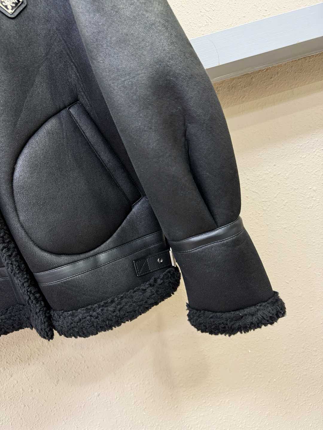 PRADA 普拉达 新品皮毛一体，原生态人造皮面料；100%进口皮毛一体！采用进口人造皮！皮料品质相当高