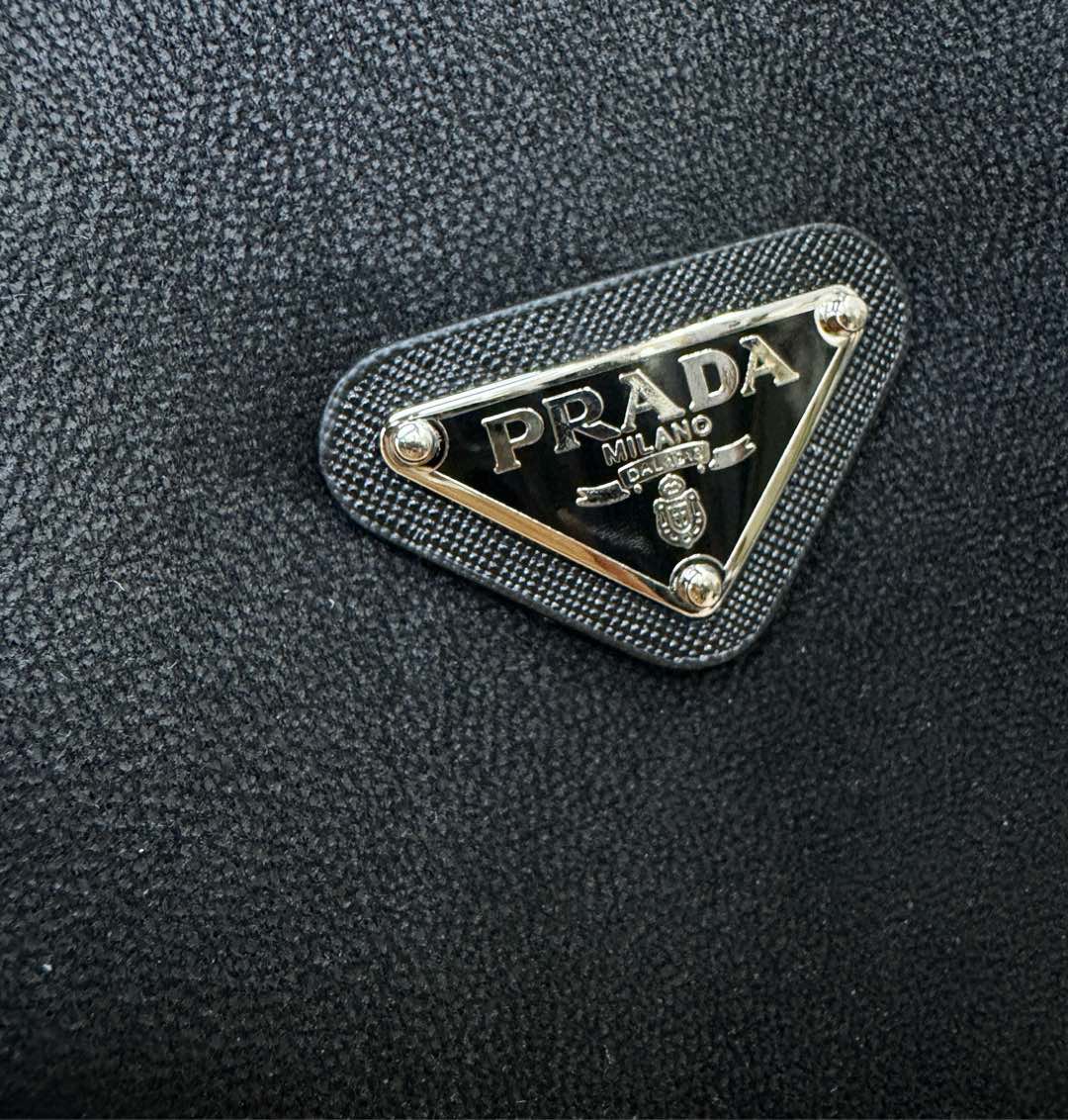 PRADA 普拉达 新品皮毛一体，原生态人造皮面料；100%进口皮毛一体！采用进口人造皮！皮料品质相当高