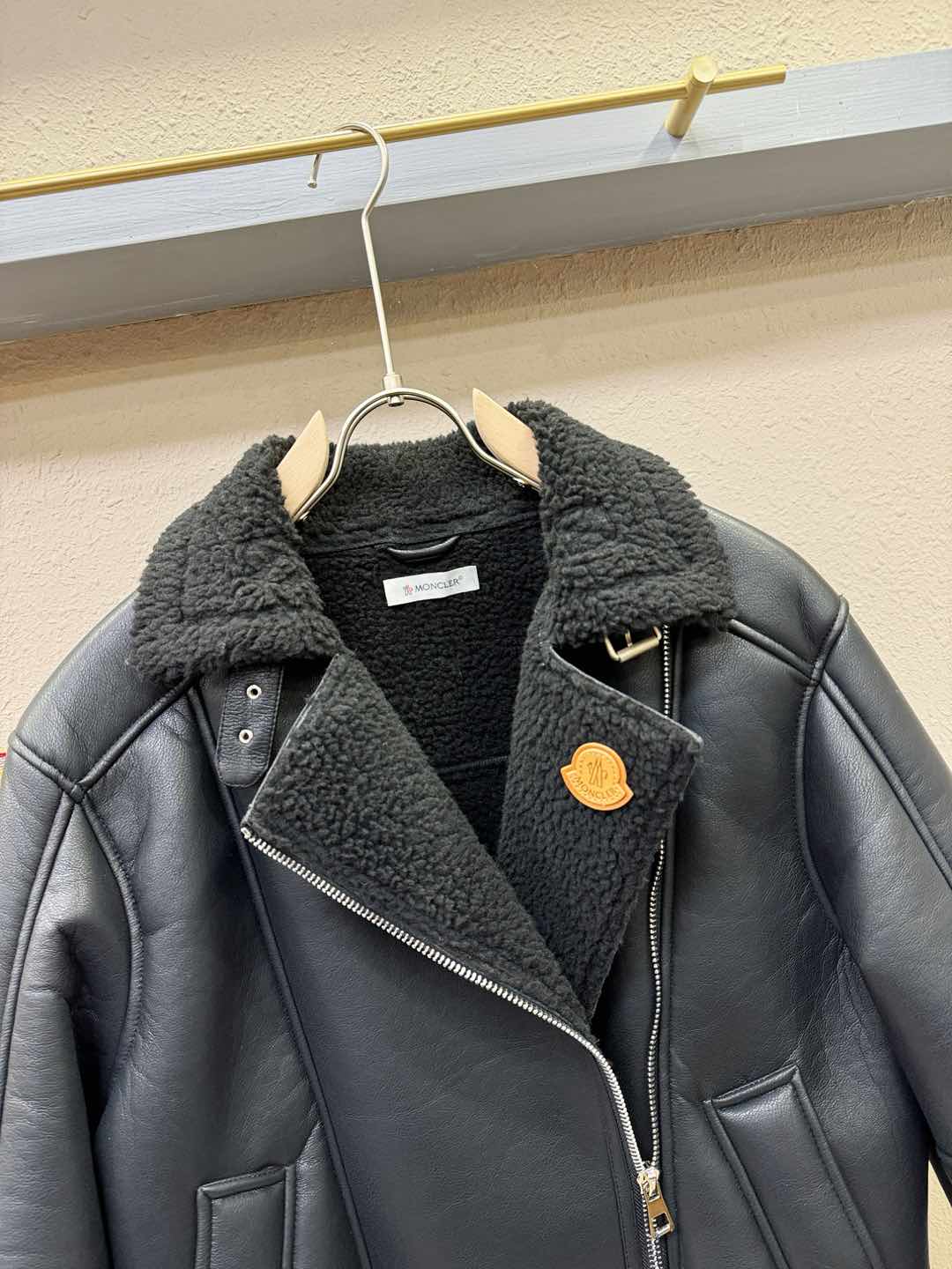 Moncler蒙口 新品皮毛一体，原生态人造皮面料；100%进口皮毛一体！采用进口人造皮！皮料品质相当高