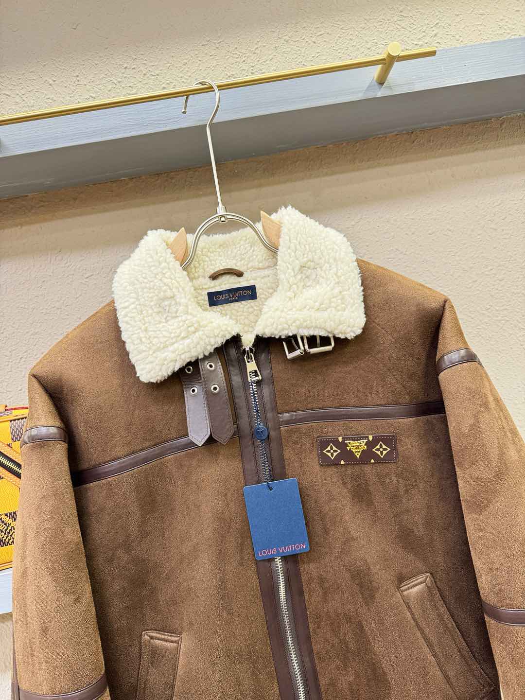 PRADA 普拉达 新品皮毛一体，原生态人造皮面料；100%进口皮毛一体！采用进口人造皮！皮料品质相当高