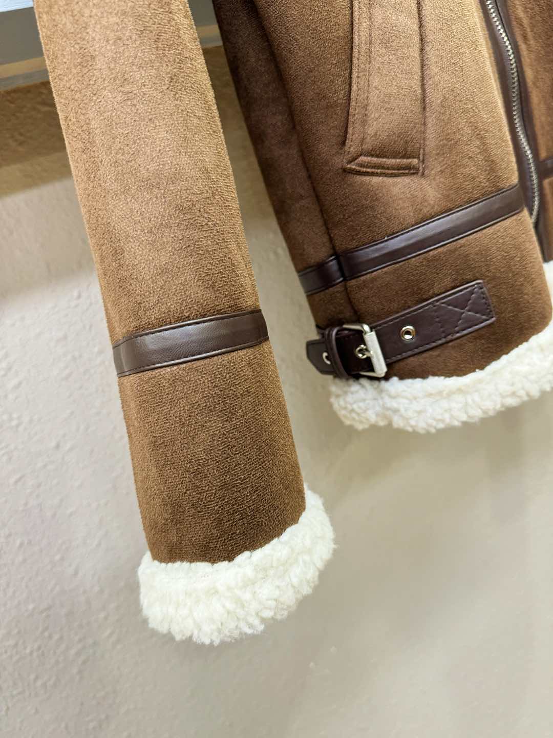 PRADA 普拉达 新品皮毛一体，原生态人造皮面料；100%进口皮毛一体！采用进口人造皮！皮料品质相当高