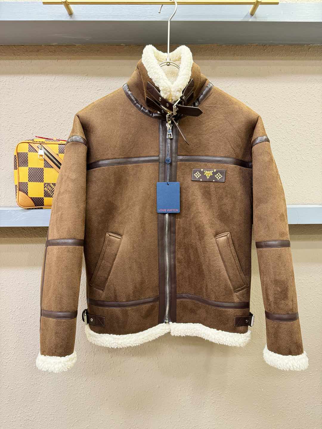 PRADA 普拉达 新品皮毛一体，原生态人造皮面料；100%进口皮毛一体！采用进口人造皮！皮料品质相当高