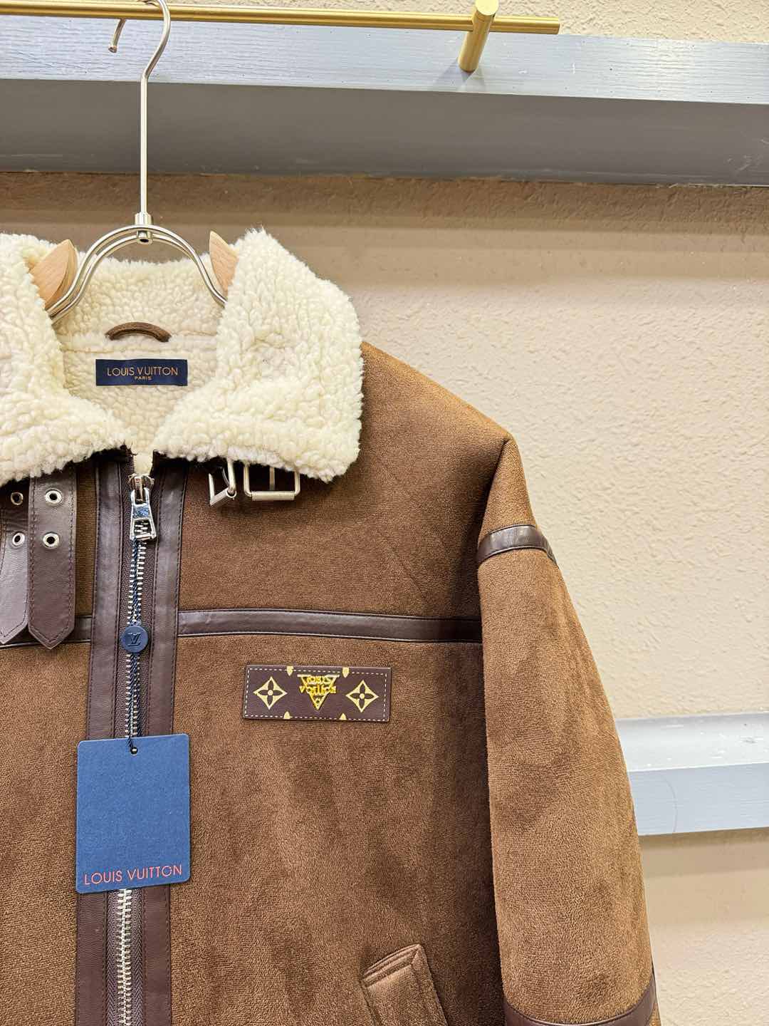 PRADA 普拉达 新品皮毛一体，原生态人造皮面料；100%进口皮毛一体！采用进口人造皮！皮料品质相当高