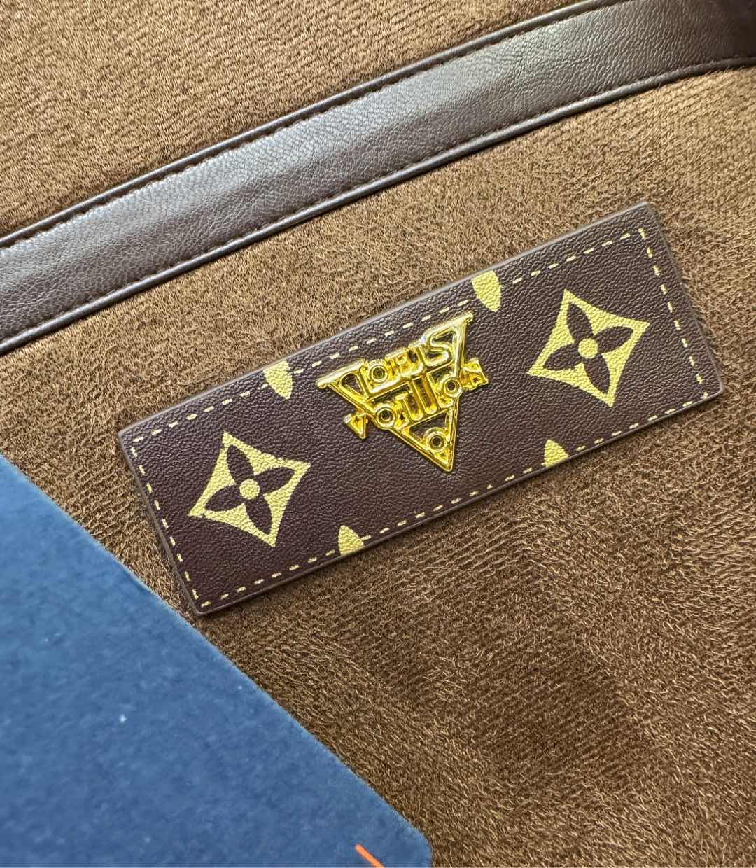 PRADA 普拉达 新品皮毛一体，原生态人造皮面料；100%进口皮毛一体！采用进口人造皮！皮料品质相当高