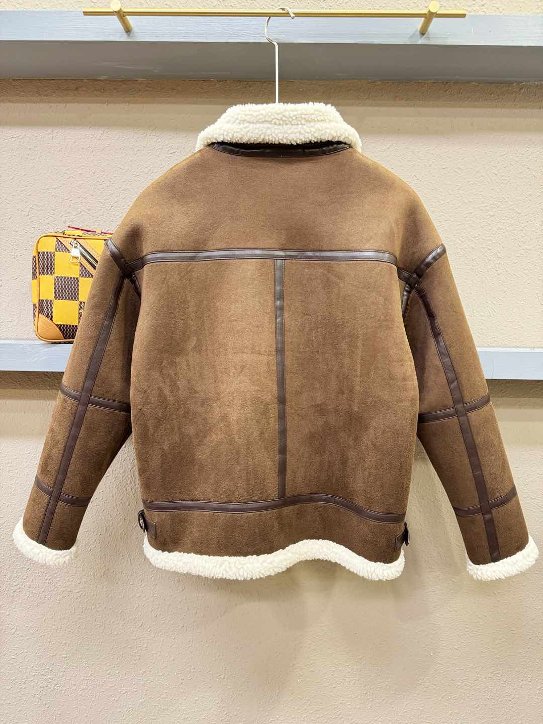 PRADA 普拉达 新品皮毛一体，原生态人造皮面料；100%进口皮毛一体！采用进口人造皮！皮料品质相当高