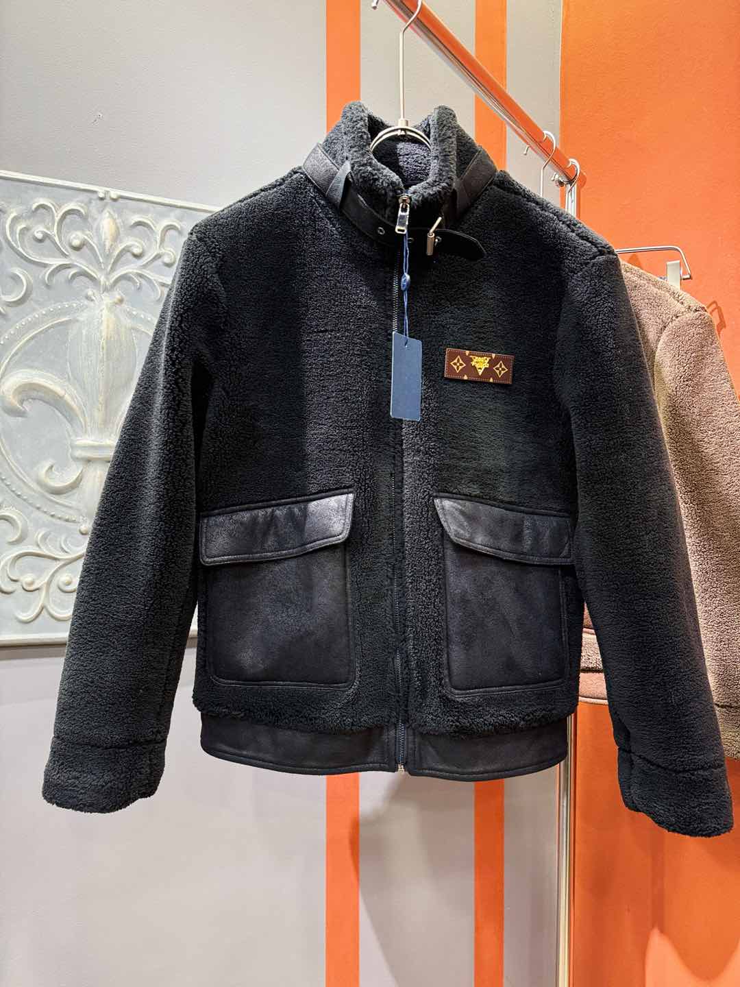 LV路易威登 新品皮毛一体，原生态人造皮面料；100%进口皮毛一体！采用进口人造皮皮料！皮料品质相当高级