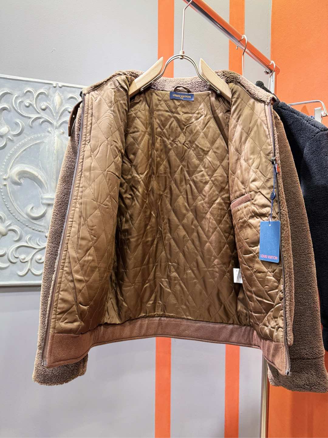 LV路易威登 新品皮毛一体，原生态人造皮面料；100%进口皮毛一体！采用进口人造皮皮料！皮料品质相当高级