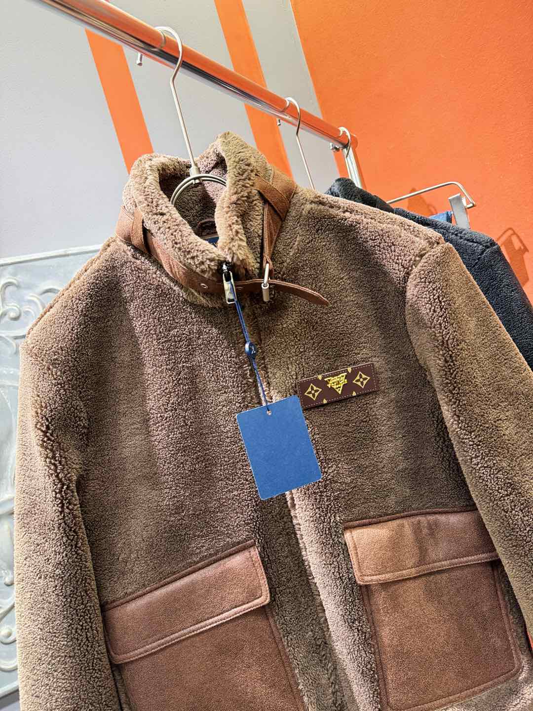 LV路易威登 新品皮毛一体，原生态人造皮面料；100%进口皮毛一体！采用进口人造皮皮料！皮料品质相当高级