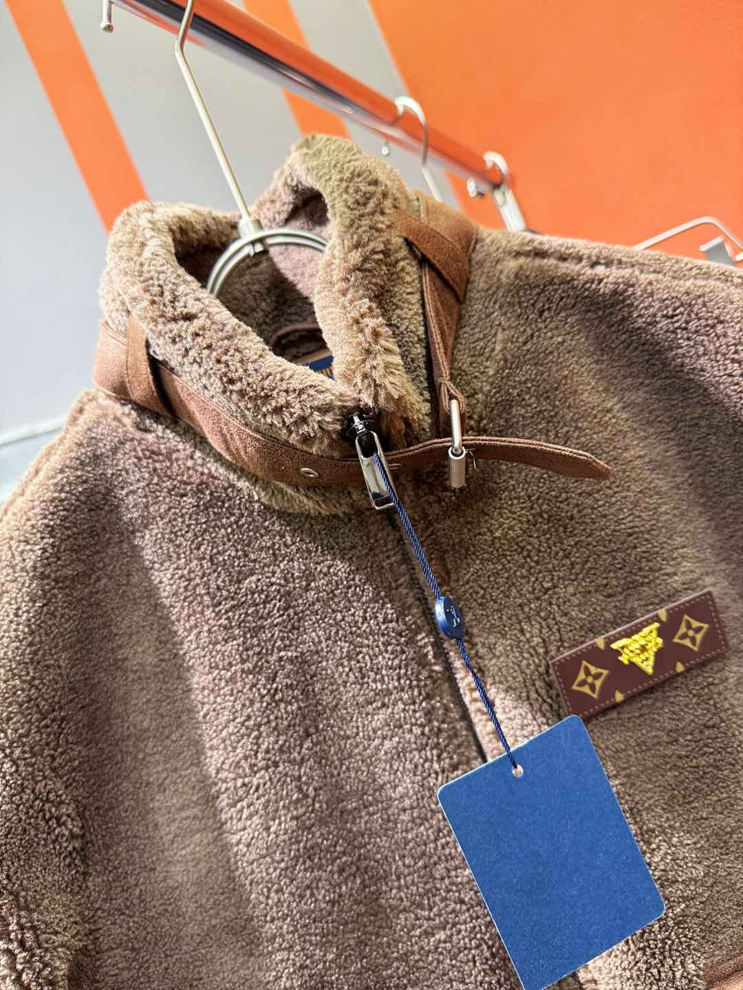 LV路易威登 新品皮毛一体，原生态人造皮面料；100%进口皮毛一体！采用进口人造皮皮料！皮料品质相当高级