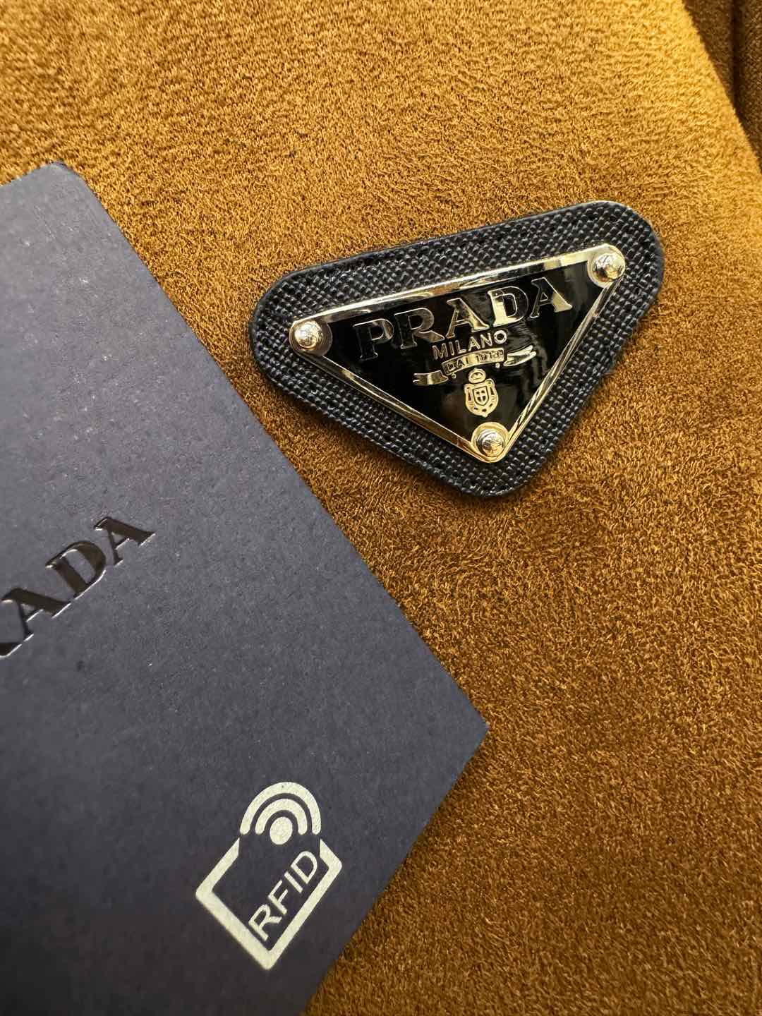 PRADA 普拉达 新品皮毛一体，原生态人造皮面料；100%进口皮毛一体！采用进口人造皮！皮料品质相当高