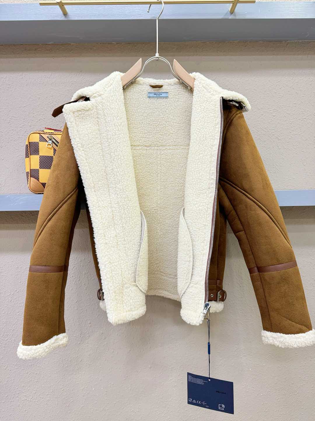 PRADA 普拉达 新品皮毛一体，原生态人造皮面料；100%进口皮毛一体！采用进口人造皮！皮料品质相当高