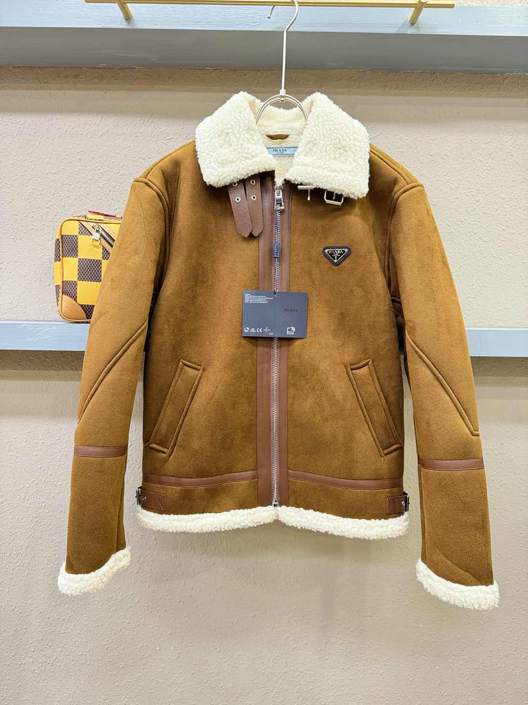 PRADA 普拉达 新品皮毛一体，原生态人造皮面料；100%进口皮毛一体！采用进口人造皮！皮料品质相当高