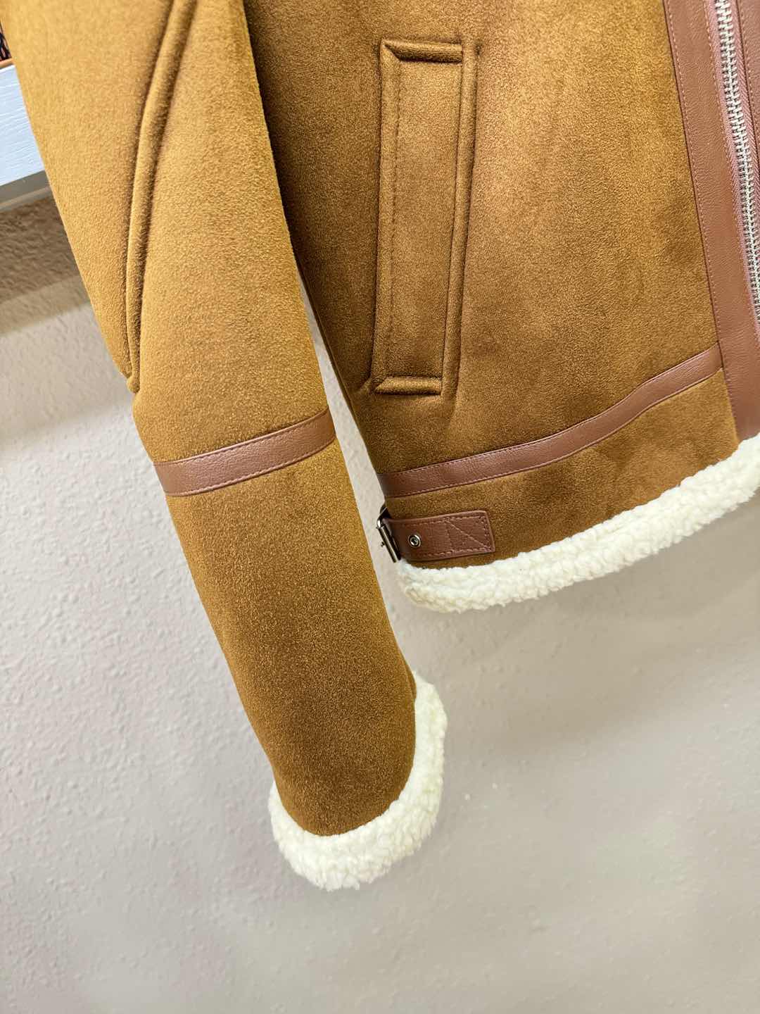 PRADA 普拉达 新品皮毛一体，原生态人造皮面料；100%进口皮毛一体！采用进口人造皮！皮料品质相当高