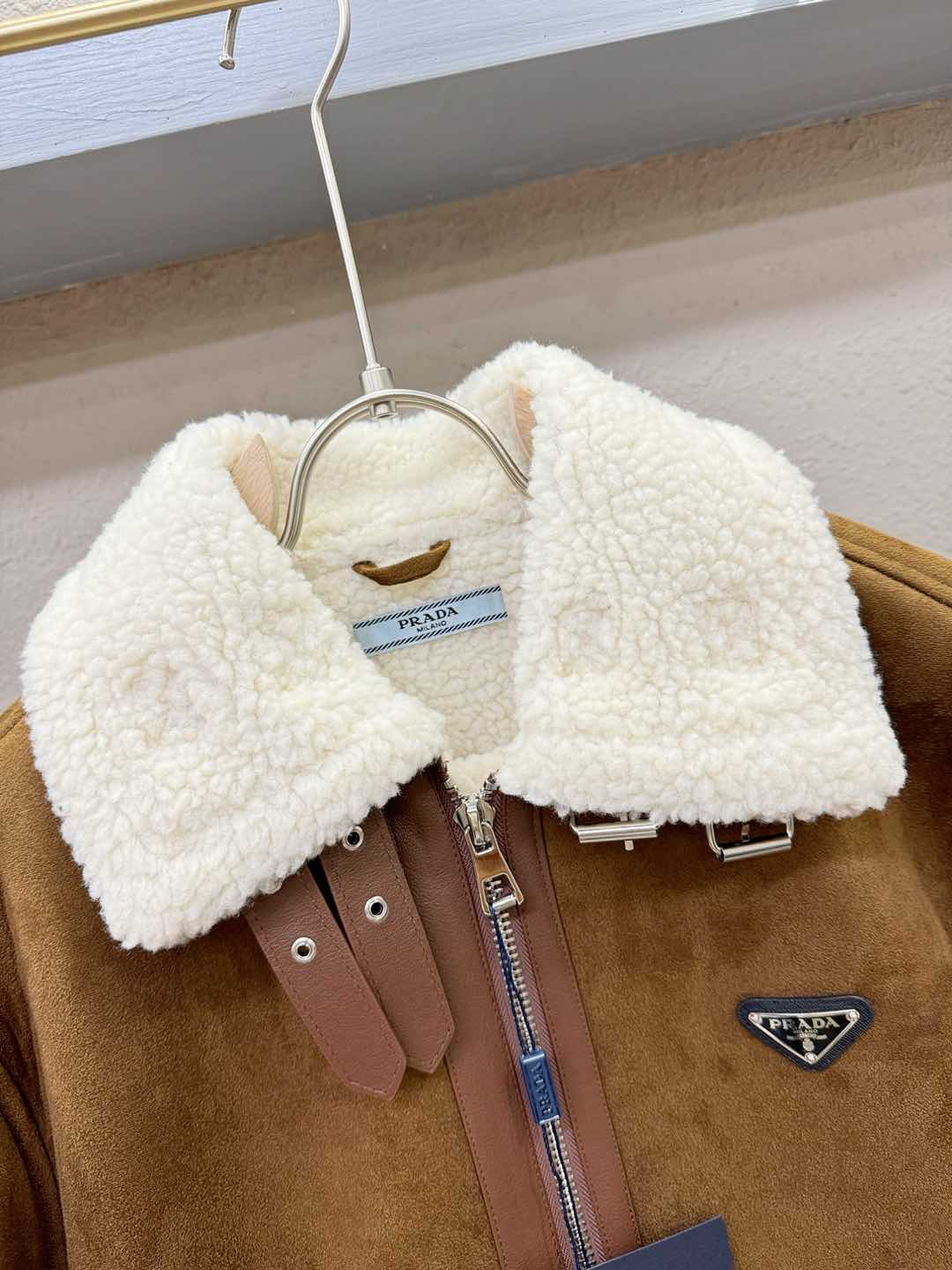 PRADA 普拉达 新品皮毛一体，原生态人造皮面料；100%进口皮毛一体！采用进口人造皮！皮料品质相当高