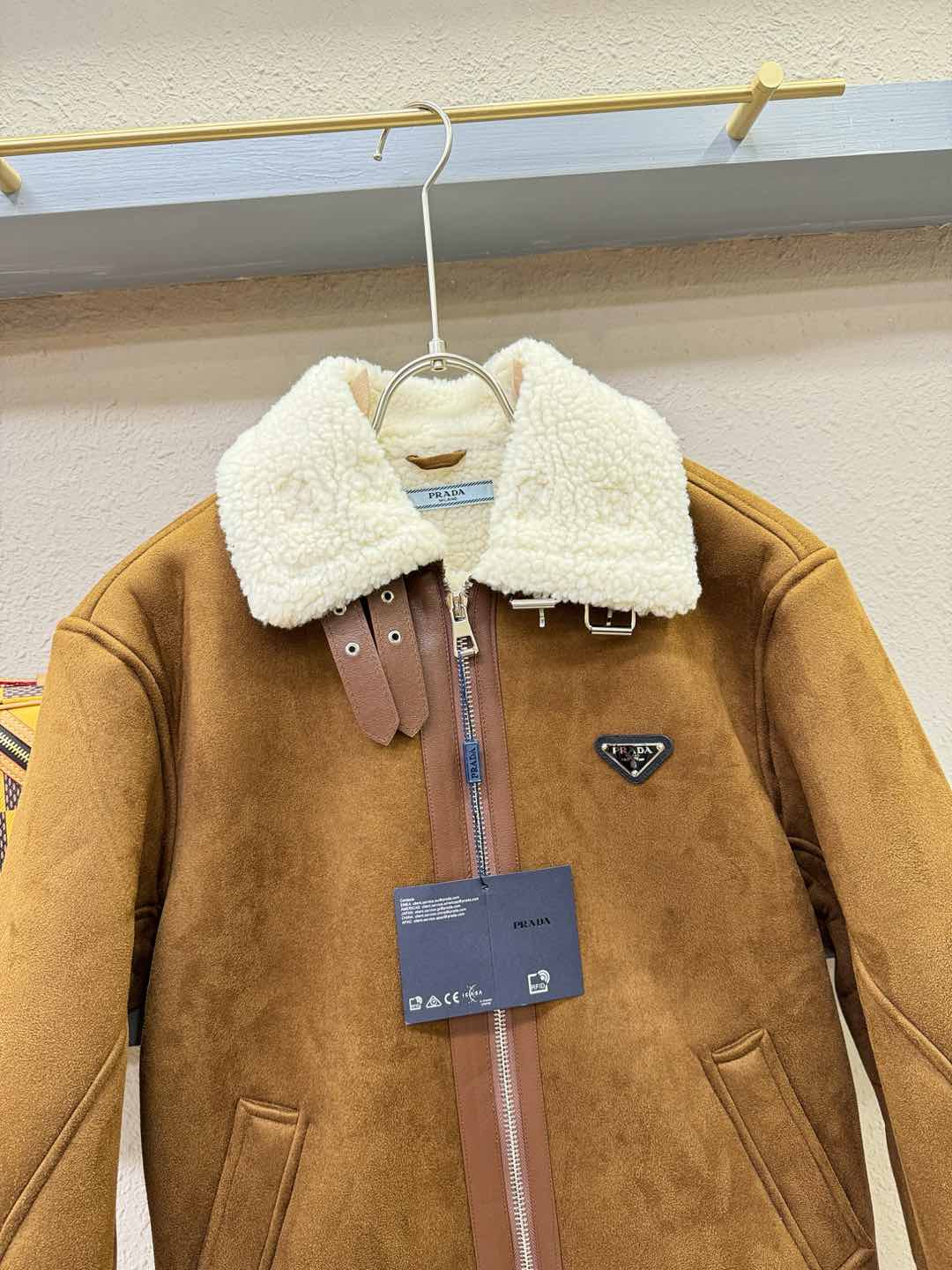 PRADA 普拉达 新品皮毛一体，原生态人造皮面料；100%进口皮毛一体！采用进口人造皮！皮料品质相当高