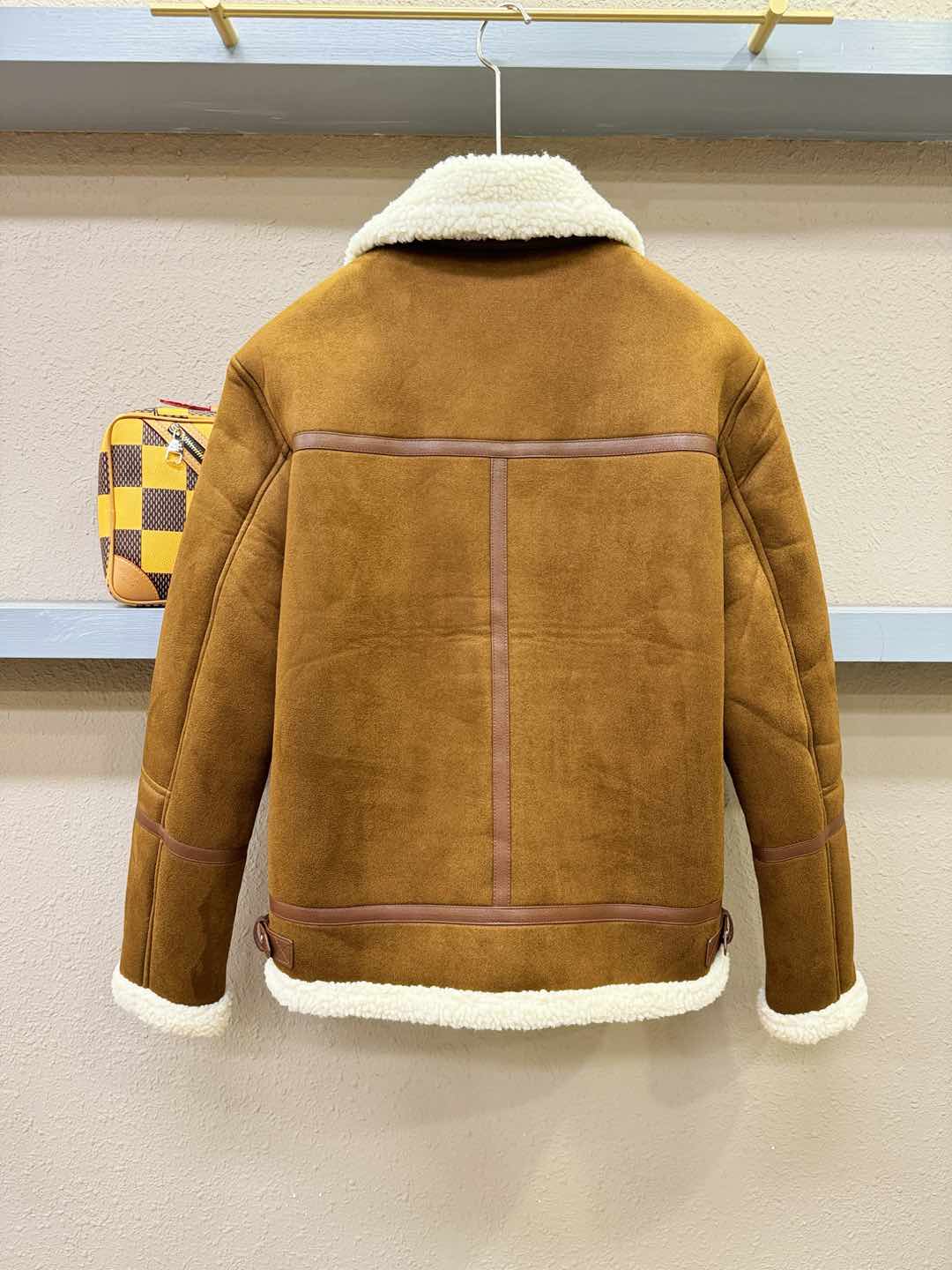 PRADA 普拉达 新品皮毛一体，原生态人造皮面料；100%进口皮毛一体！采用进口人造皮！皮料品质相当高