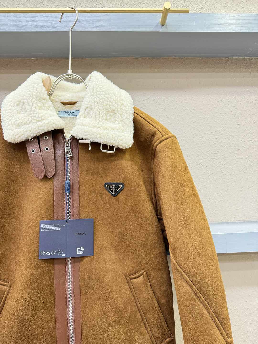 PRADA 普拉达 新品皮毛一体，原生态人造皮面料；100%进口皮毛一体！采用进口人造皮！皮料品质相当高