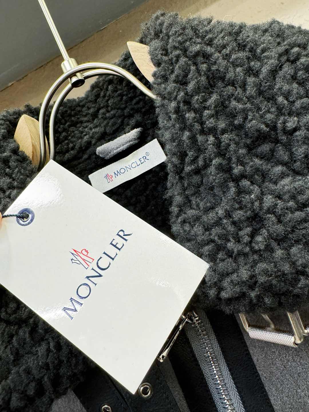Moncler蒙口 新品皮毛一体，原生态人造皮面料；100%进口皮毛一体！采用进口人造皮皮料！皮料品质相