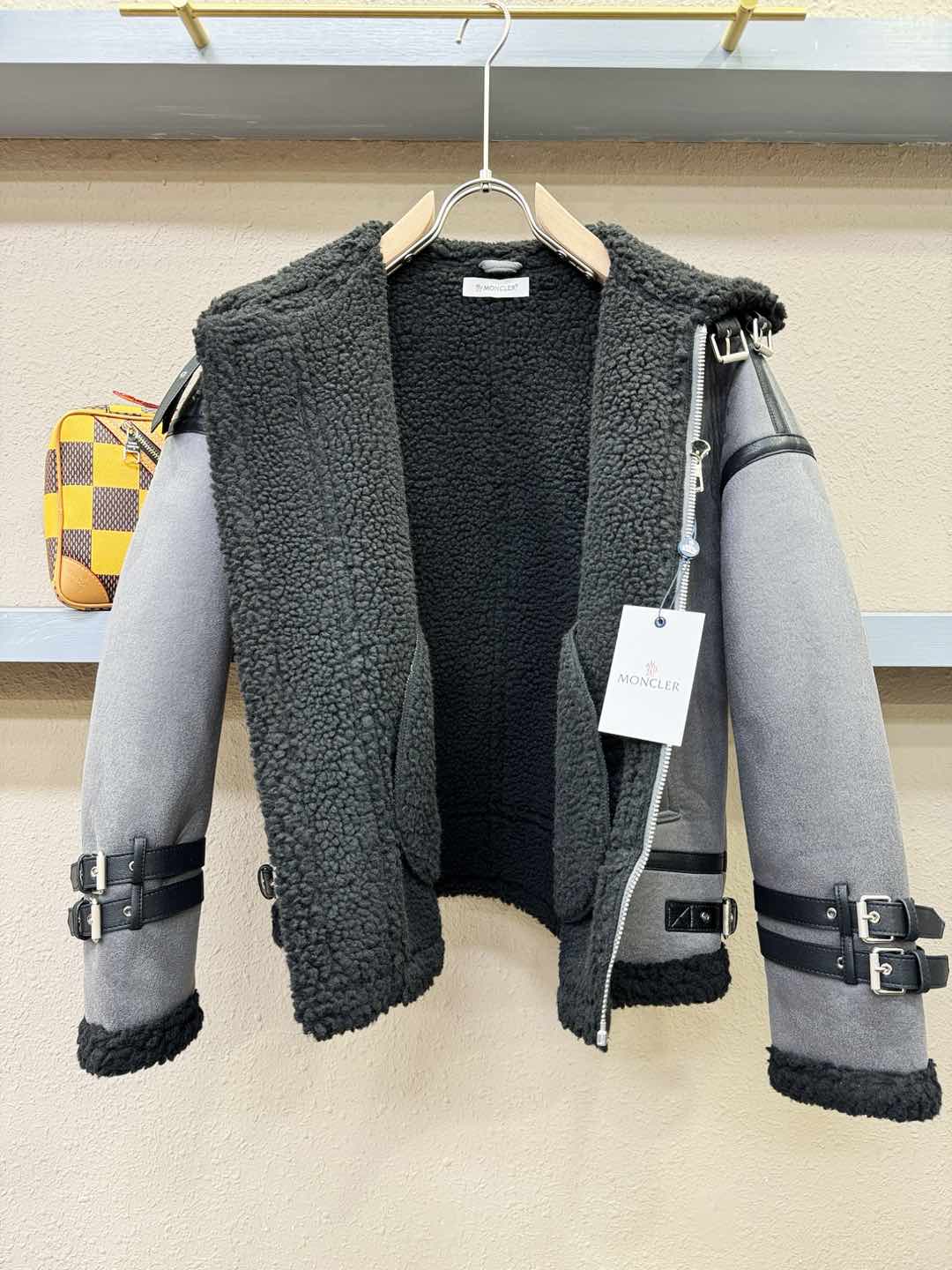 Moncler蒙口 新品皮毛一体，原生态人造皮面料；100%进口皮毛一体！采用进口人造皮皮料！皮料品质相