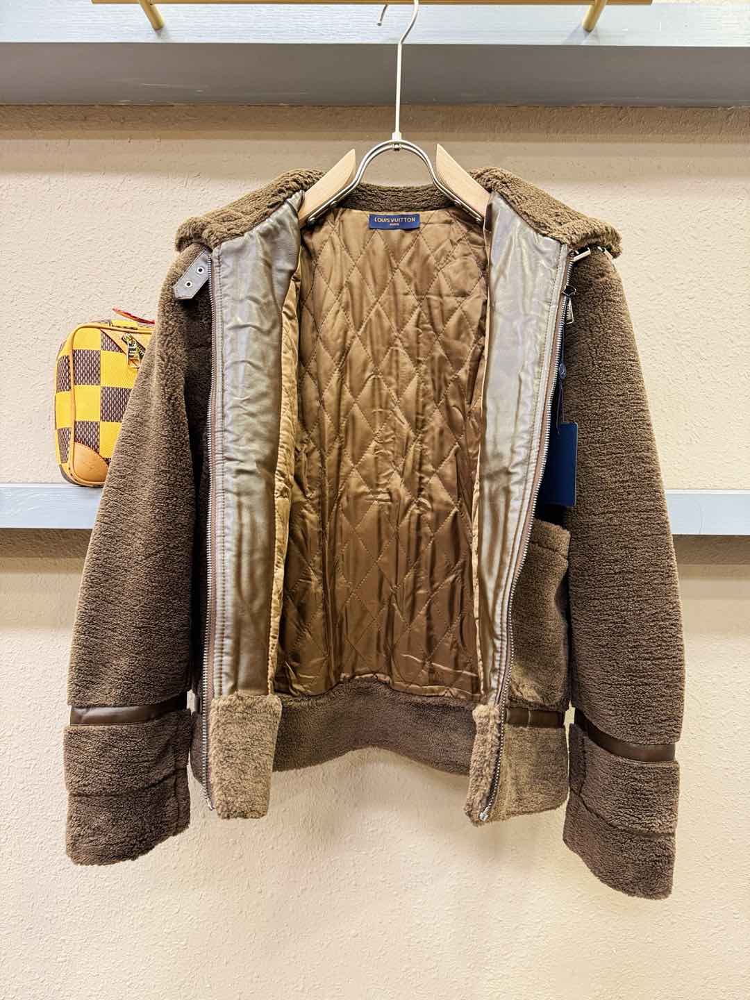 LV路易威登 新品皮毛一体，原生态人造皮面料；100%进口皮毛一体！采用进口人造皮！皮料品质相当高级。内