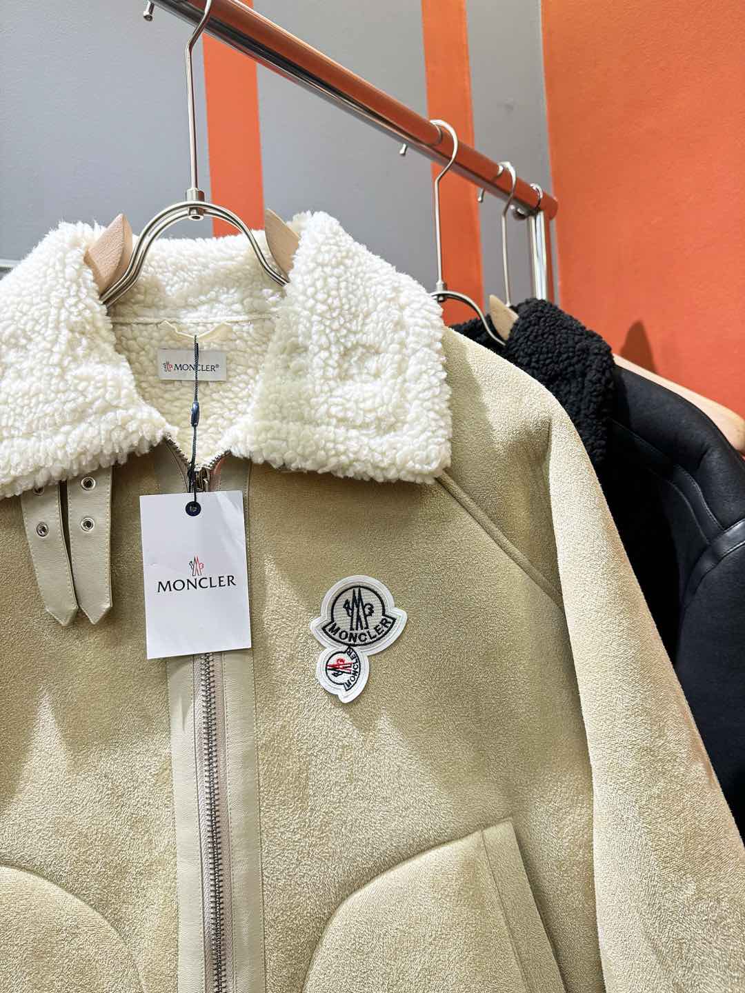 Moncler蒙口 新品皮毛一体，原生态人造皮面料；100%进口皮毛一体！采用进口人造皮！皮料品质相当高