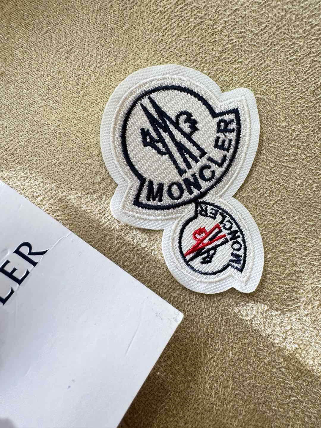 Moncler蒙口 新品皮毛一体，原生态人造皮面料；100%进口皮毛一体！采用进口人造皮！皮料品质相当高