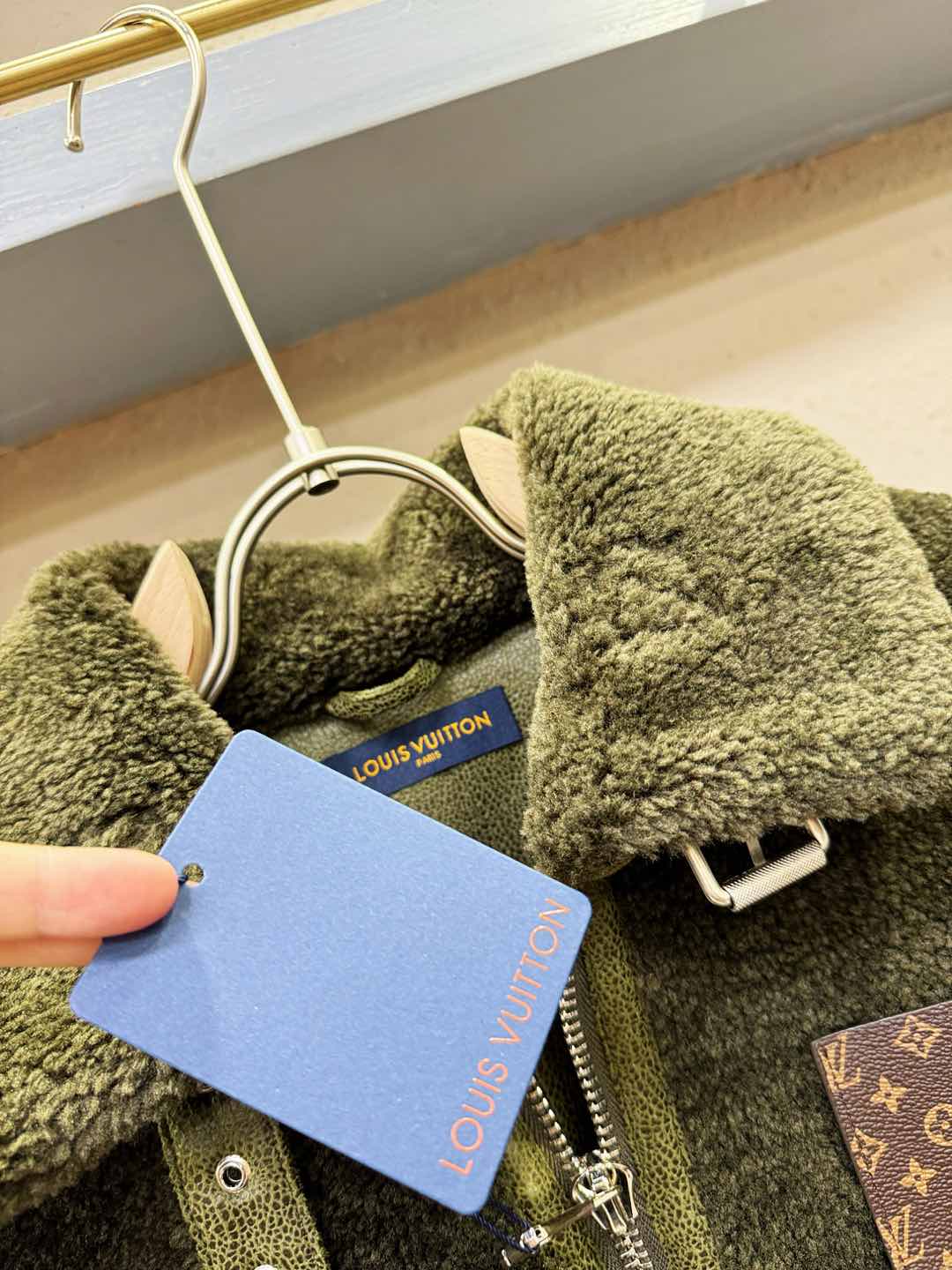 LV路易威登 新品皮毛一体，原生态人造皮面料；100%进口皮毛一体！采用进口人造皮皮料！皮料品质相当高级