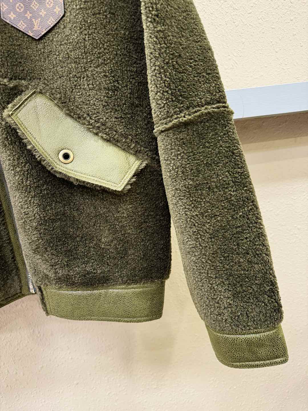 LV路易威登 新品皮毛一体，原生态人造皮面料；100%进口皮毛一体！采用进口人造皮皮料！皮料品质相当高级