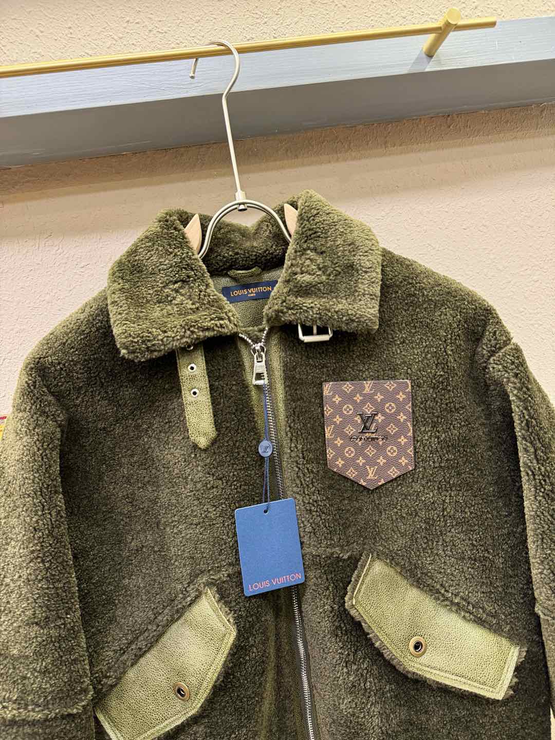 LV路易威登 新品皮毛一体，原生态人造皮面料；100%进口皮毛一体！采用进口人造皮皮料！皮料品质相当高级