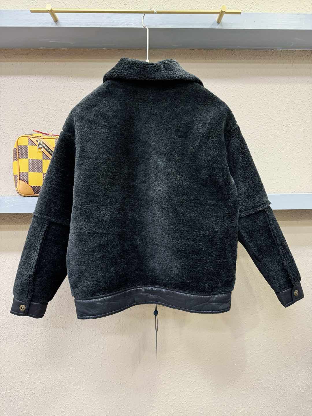 LV路易威登 新品皮毛一体，原生态人造皮面料；100%进口皮毛一体！采用进口人造皮皮料！皮料品质相当高级