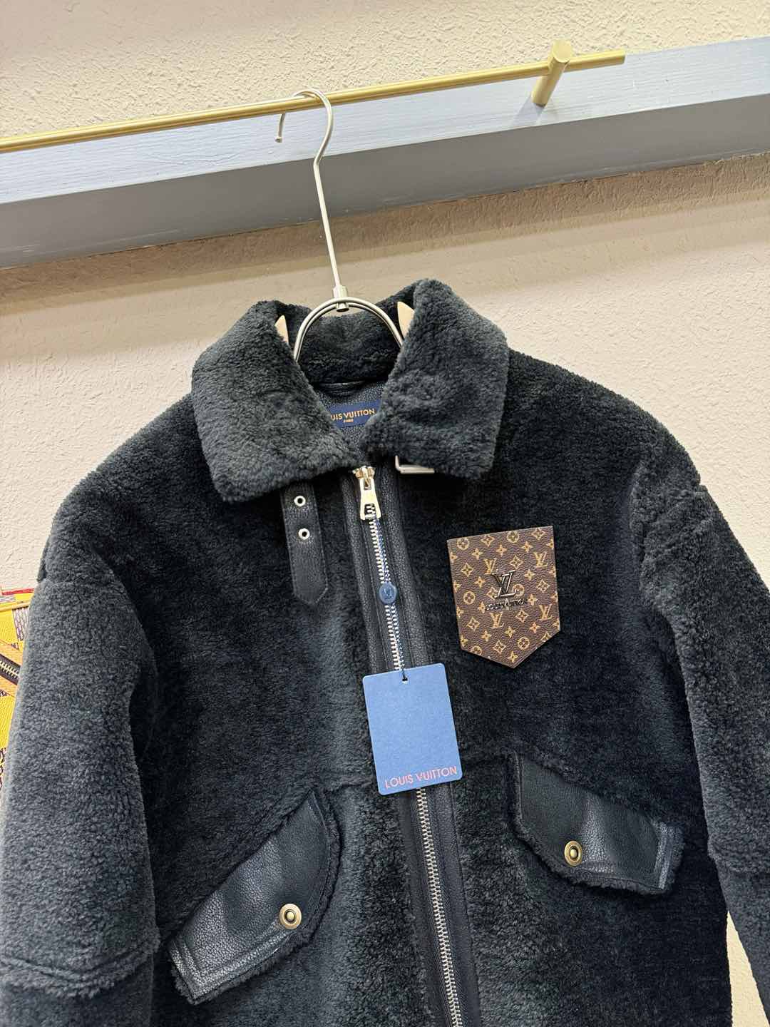 LV路易威登 新品皮毛一体，原生态人造皮面料；100%进口皮毛一体！采用进口人造皮皮料！皮料品质相当高级