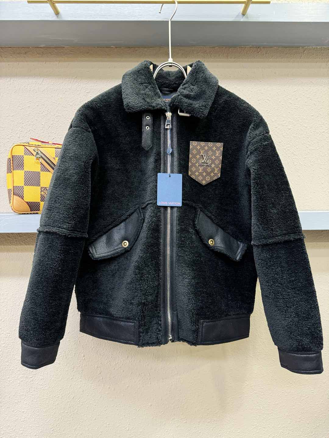 LV路易威登 新品皮毛一体，原生态人造皮面料；100%进口皮毛一体！采用进口人造皮皮料！皮料品质相当高级