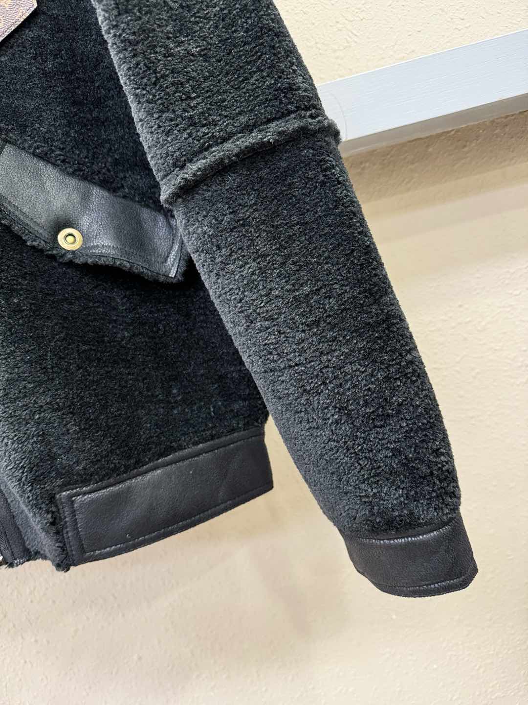 LV路易威登 新品皮毛一体，原生态人造皮面料；100%进口皮毛一体！采用进口人造皮皮料！皮料品质相当高级