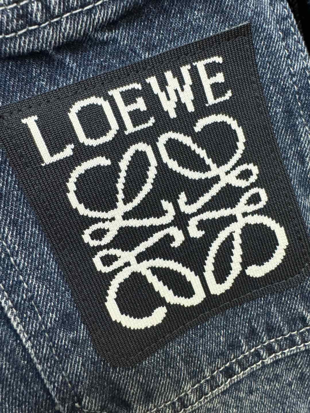 LOEWE罗意威 新品男女同款牛仔外套，时装圈人气极为火热的单品，是时尚大咖们最炙手可热扭造型的必入尤物