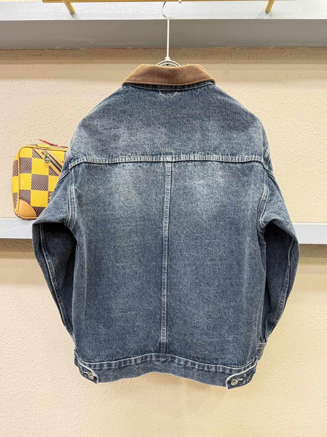 LOEWE罗意威 新品男女同款牛仔外套，时装圈人气极为火热的单品，是时尚大咖们最炙手可热扭造型的必入尤物