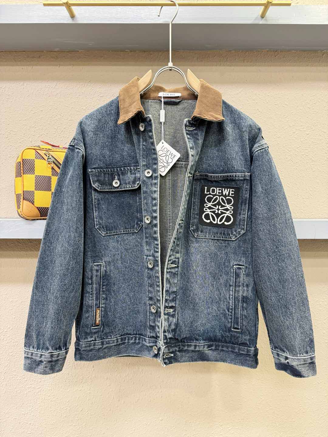 LOEWE罗意威 新品男女同款牛仔外套，时装圈人气极为火热的单品，是时尚大咖们最炙手可热扭造型的必入尤物