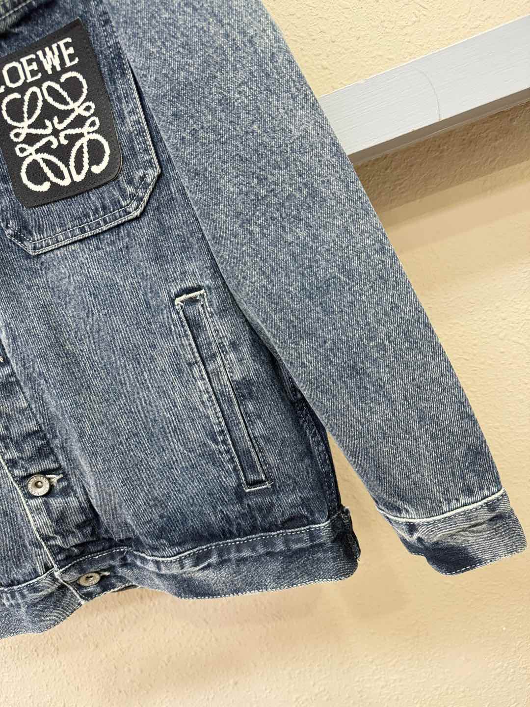 LOEWE罗意威 新品男女同款牛仔外套，时装圈人气极为火热的单品，是时尚大咖们最炙手可热扭造型的必入尤物