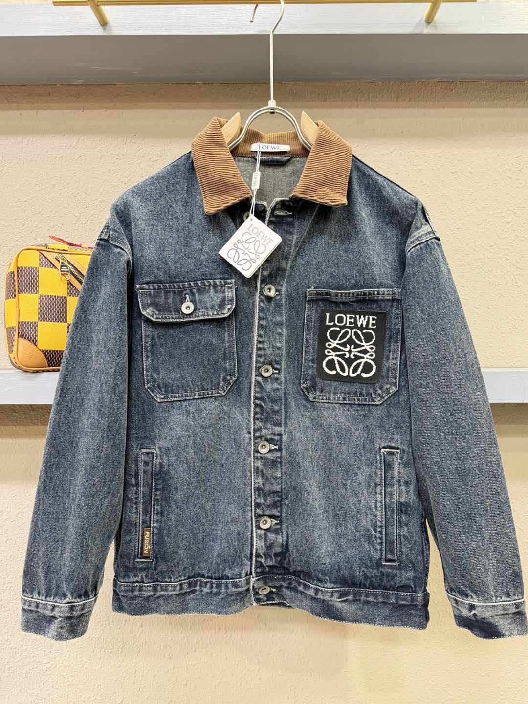LOEWE罗意威 新品男女同款牛仔外套，时装圈人气极为火热的单品，是时尚大咖们最炙手可热扭造型的必入尤物