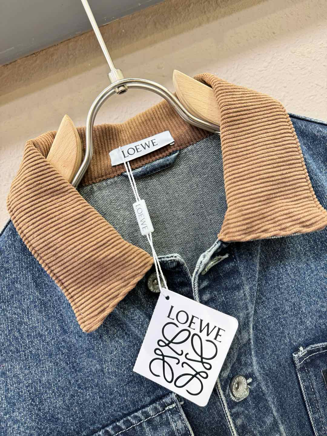 LOEWE罗意威 新品男女同款牛仔外套，时装圈人气极为火热的单品，是时尚大咖们最炙手可热扭造型的必入尤物